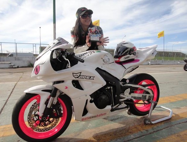 Vanessa Daya se apaixonou pela motovelocidade após participar de curso de pilotagem (Foto: Divulgação/Facebook)