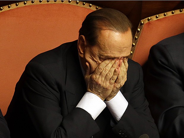 Silvio Berlusconi esfrega os olhos após discursar no Senado de Roma na quarta-feira (2) (Foto: Gregorio Borgia/AP)