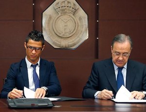 Cristiano Ronaldo e Florentino Perez (Foto: site Oficial do Real Madrid)
