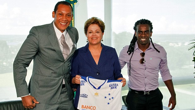 A presidente Dilma Rousseff ganhou uma camiseta de presente do jogador Tinga, do Cruzeiro. Ela recebeu o atleta e o árbitro gaúcho Márcio Chagas no Palácio do Planalto (Foto: Presidência da República)