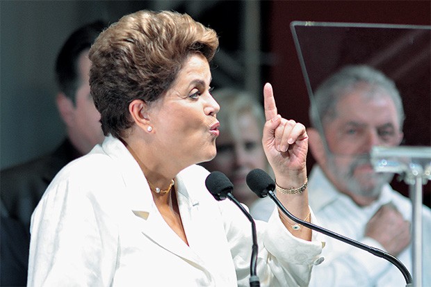 SEM DIÁLOGO A presidente Dilma discursa em Brasília, horas depois  de reeleita.  A proposta de reforma política por plebiscito agradou à militância,  mas  provocou  o Congresso (Foto: Ricardo Botelho/Brazil Photo Press/Folhapress)