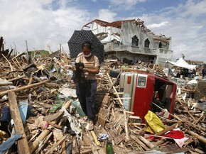 14/11 - Mulher recupera um ursinho de pelúcia dentre os destroços de casas derrubadas na passagem do tufão Haiyan em Tanauan, na ilha de Leyte (Foto: Erik de Castro/Reuters) 14/11 - Mulher recupera um ursinho de pelúcia dentre os destroços de casas derrubadas na passagem do tufão Haiyan em Tanauan, na ilha de Leyte (Foto: Erik de Castro/Reuters)