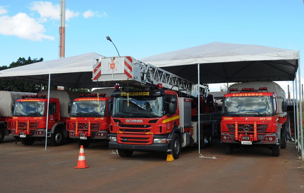 Veículos dos bombeiros do DF estacionados em pátio (Foto: Renato Araújo/Agência Brasília)