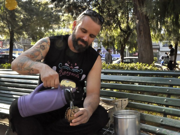 Ricardo Malabi prepara o chimarrão na Praça José Afonso Junqueira, em Poços de Caldas (MG). (Foto: Lúcia Ribeiro/G1)