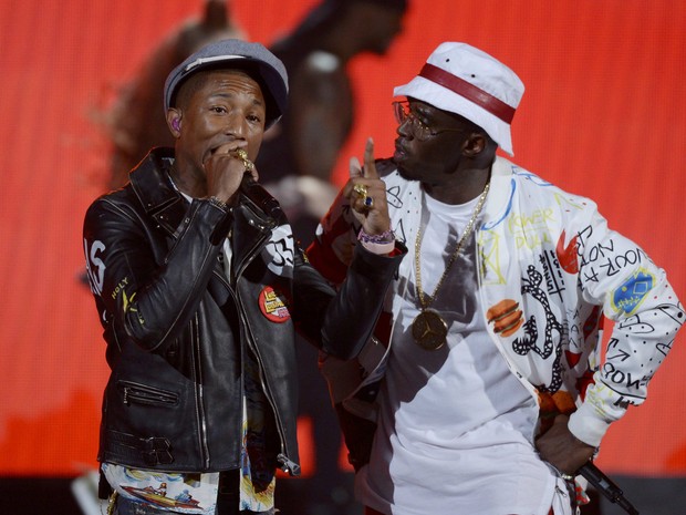 Pharrell Williams e Sean Diddy Coombs se apresentam em prêmio de música em Los Angeles, nos Estados Unidos (Foto: Kevork Djansezian/ Reuters)