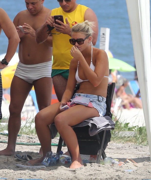 Romário e a namorada, Dixie Pratt, na praia (Foto: AgNews)