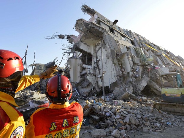 Equipes de resgate seguem procurando por sobreviventes em Tainan (Foto: Sam Yeh / AFP Photo)
