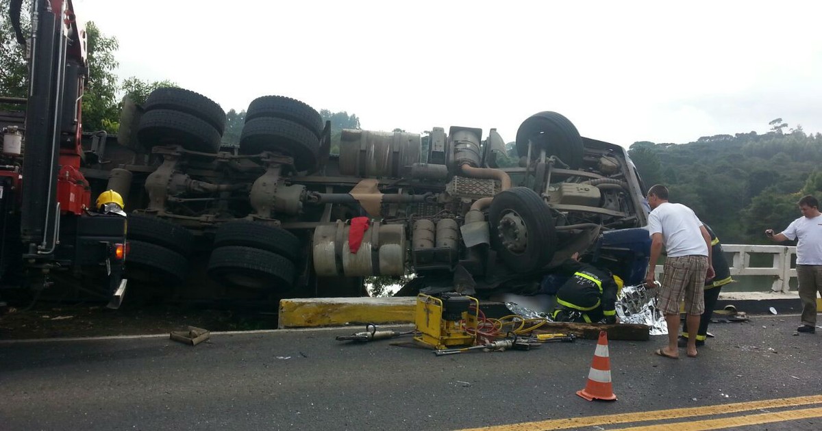 G1 Caminhão tomba sobre ponte no Norte de SC e motorista morre