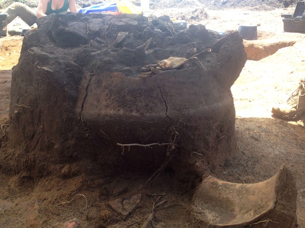 Recipientes foram descobertos em sítio arqueológico em Macapá (Foto: Dyepeson Martins/G1)