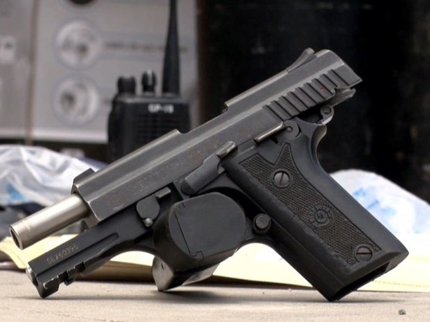Arma que homem tentava vender havia sido roubada em maio, no Espírito Santo (Foto: Reprodução/ TV Gazeta)
