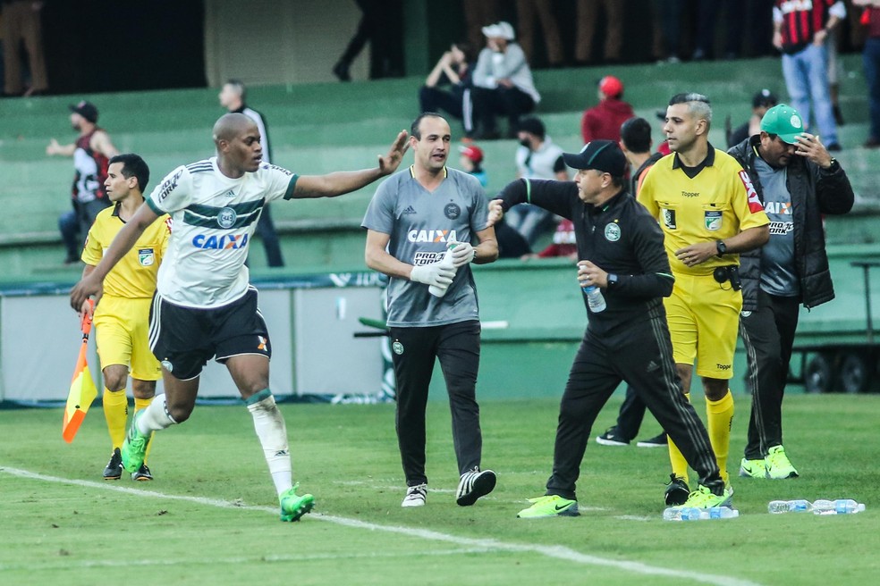 Pachequinho elogia evolução do Coritiba do primeiro para o segundo tempo (Foto: Futura Press)