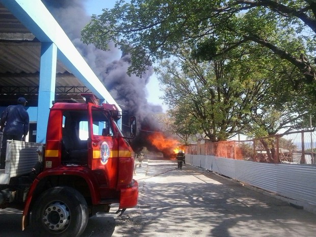 Fogo atingiu três galpões na manhã deste domingo (18) (Foto: Juliano Freire)