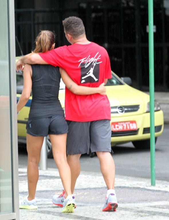 Ronaldo no calçadão do Leblon com a namorada Paula Morais (Foto: André de Freitas/Ag News)