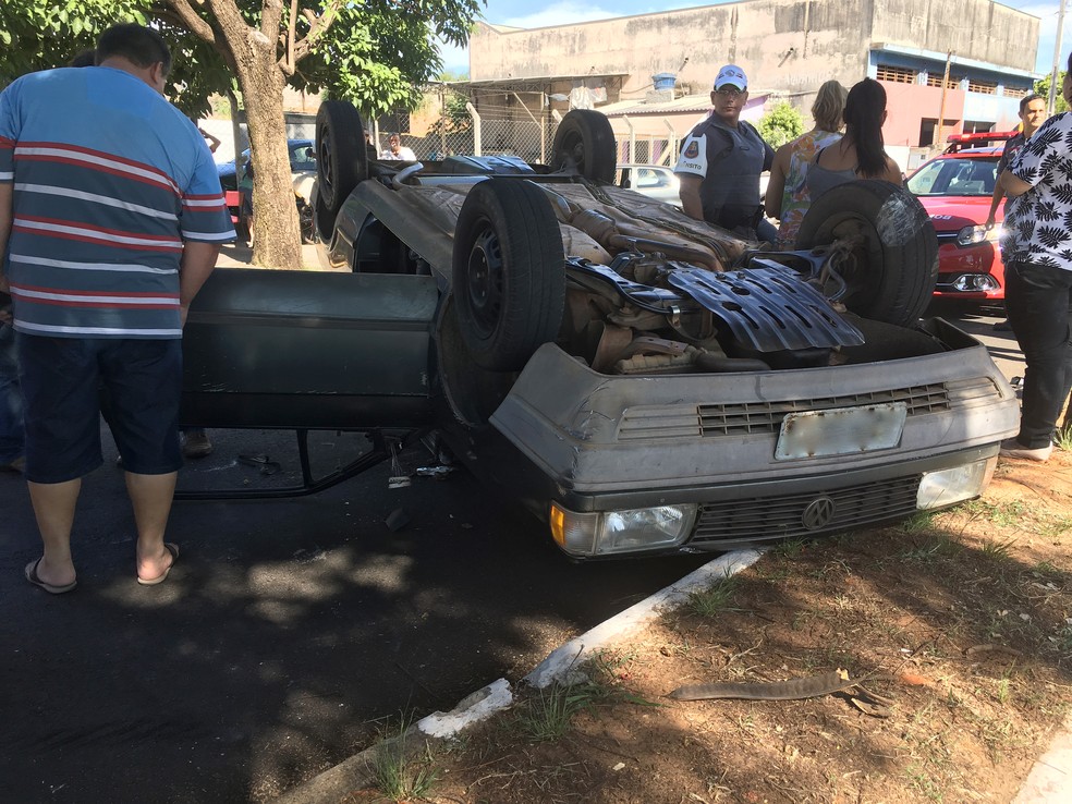 Idoso estava no carro junto com seus dois netos, mas somente ele ficou ferido (Foto: Heloise Hamada/G1)