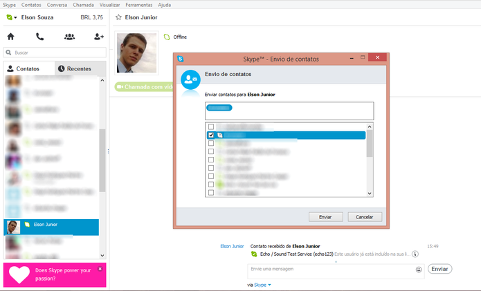 Skype oferece a opção de selecionar um ou mais contatos para enviar para outra conta (Foto: Reprodução/Elson de Souza)