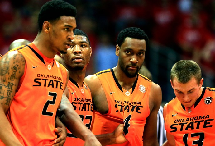 Marcus Smart descontrolado segurado por companheiros de equipe (Foto: Getty Images)