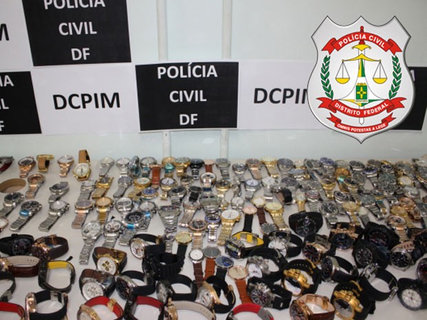 Relógios apreendidos em operação da Seops com a Polícia Civil na Feira dos Importados (Foto: Polícia Civil/Reprodução)