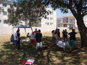 Compradores dos apartamentos se reuniram em frente ao condomínio (Foto: Gisele Souza) Compradores dos apartamentos se reuniram em frente ao condomínio (Foto: Gisele Souza)