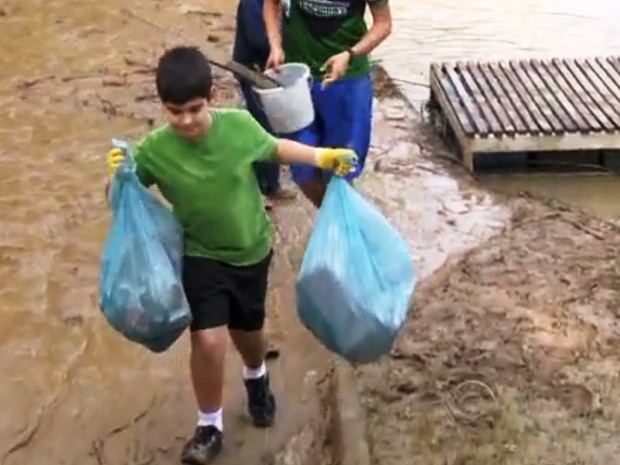 Entre as ações estava limpeza do rio Itajaí-Açu (Foto: Reprodução/RBS TV)