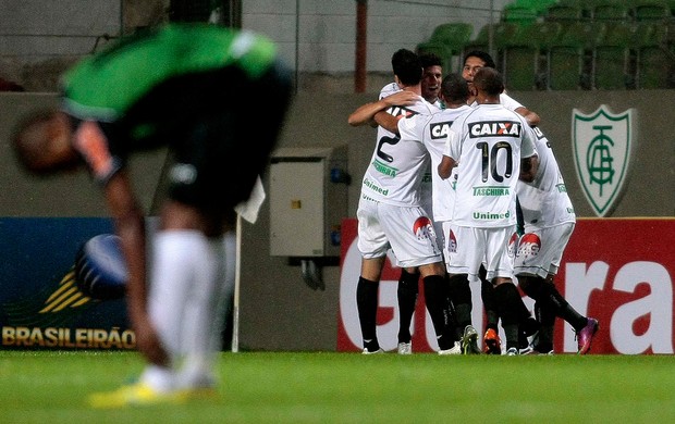 Figueirense comemora gol sobre o América-MG (Foto: Ângelo Pettinati/Futura Press)