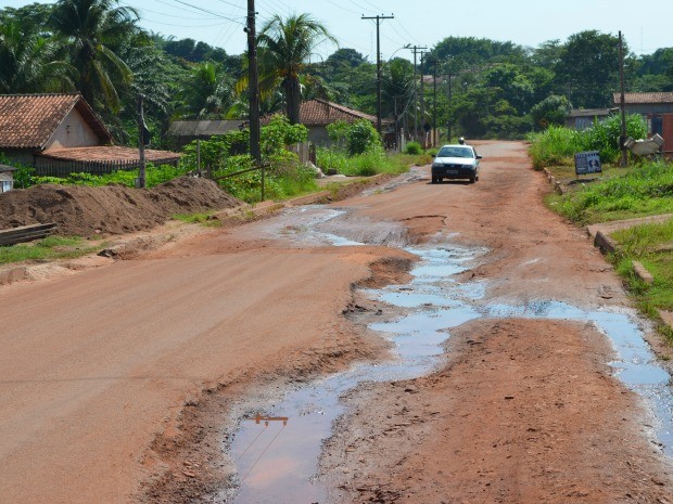 Rua está com buracos desde 2013 dizem moradores (Foto: Magda Oliveira/G1)