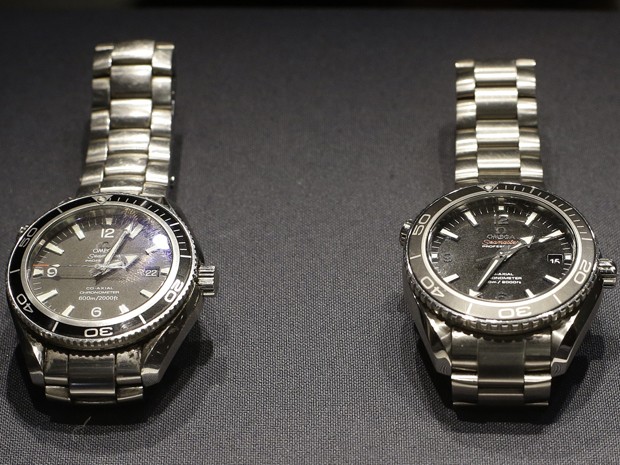 Dois relógios Omega, usados pelo ator Daniel Craig em 'Quantum of Solace' e 'Skyfall' foram estão disponíves em um leilão de objetos dos filmes de James Bond em Londres, na Inglaterra (Foto: Alastair Grant/AP)