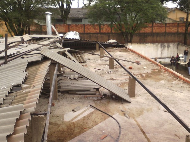 Telhado de escola estadual de Londrina ficou destruído após chuva de pedra  (Foto: Rubens de Paula/RPC)