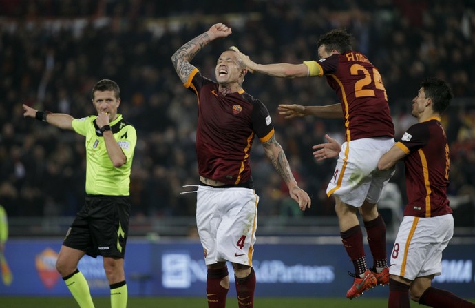 Nainggolan comemora gol do Roma (Foto: REUTERS/Max Rossi)