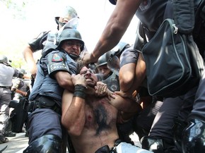 Manifestante é detido pela polícia durante um protesto que tentou bloquear na Radial Leste, nos arredores da Estação Carrão da Linha 3-Vermelha do Metrô de São Paulo na manhã desta quinta-feira (12) (Foto: Robson Fernandjes/Estadão Conteúdo)