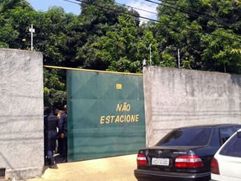 Casa assaltada em Cuiabá (Foto: Denise Soares/G1)