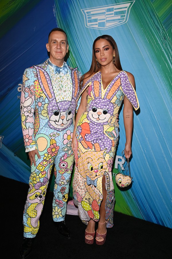 WEST HOLLYWOOD, CALIFORNIA - NOVEMBER 04: Jeremy Scott and Anitta attend the amfAR Gala Los Angeles 2021 honoring TikTok and Jeremy Scott at Pacific Design Center on November 04, 2021 in West Hollywood, California. (Photo by Daniele Venturelli/WireImage) (Foto: WireImage)