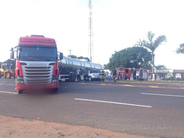 Carreta ficou atravessada na via e, por causa do acidente, trânsito ficou impedido (Foto: Priscilla dos Santos/ G1 MS)