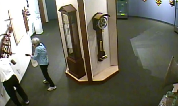 Visitante derrubou relógio antigo no Museu Nacional do Relógio em Columbus (Foto: Reprodução/YouTube/National Watch & Clock MuseumYYhypYaI)