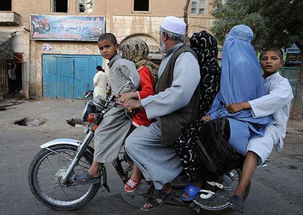 Em agosto de 2009, um fotógrafo da agência AFP flagrou um afegão passeando de moto com cinco membros de sua família na cidade de Herat. (Foto: Shah Marai/AFP)