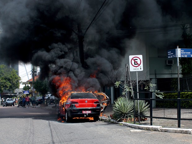 De acordo com o Corpo de Bombeiros, ninguém ficou ferido após táxi pegar fogo em Porto Alegre (Foto: Joel Vargas/Divulgação)