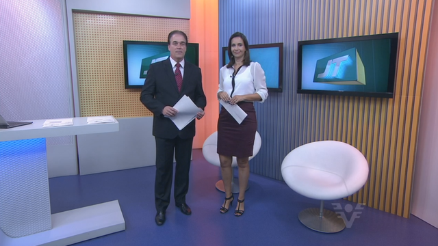 Tony Lamers e Vanessa Machado apresentam o Jornal da Tribuna 1ª edição (Foto: Reprodução/TV Tribuna)