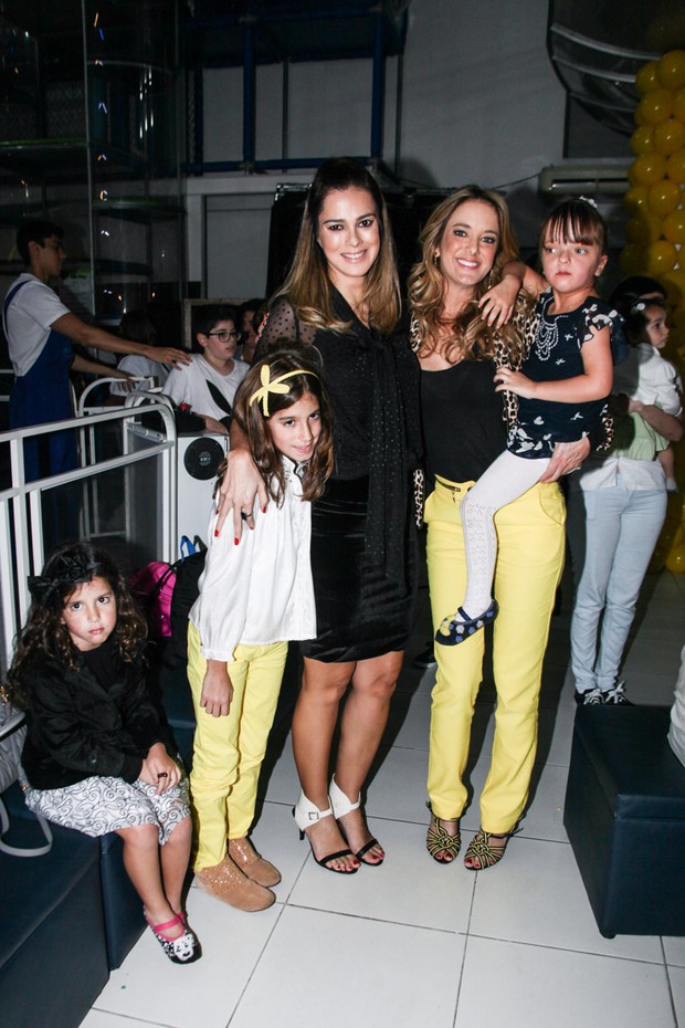 Vera Viel com as filhas, Maria e Clara, e Ticiane Pinheiro, com Rafa Justus (Foto: PhotoRioNews)