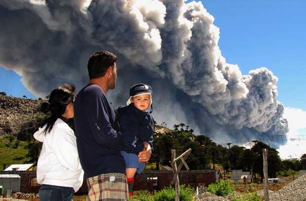 Família observa o vulcão Copahue em Caviahue, Argentina, neste sábado (22) (Foto: AFP)