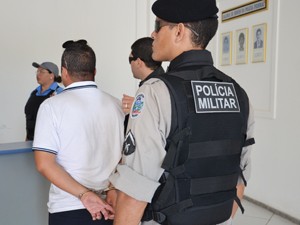 Homem é preso tentanto se passar por delegado da PF em João Pessoa (Foto: Walter Paparazzo/G1)