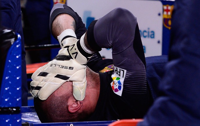 Victor Valdes Leso Barcelona x Celta de Vigo (Foto: AP)