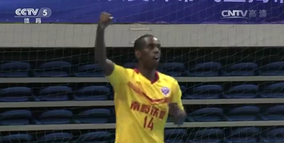 Danilo Moura comemora gol na estreia da Liga Chinesa de futsal (Foto: Reprodução/CCTV)