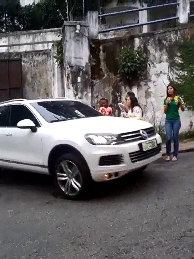 Carro de Neymar passa por fãs na saída do hotel (Foto: Reprodução) Carro de Neymar passa por fãs na saída do hotel (Foto: Reprodução)