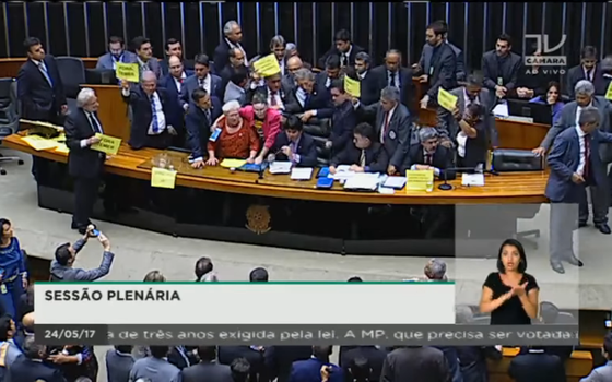 Transmissão de sessão plenária na TV Câmara (Foto: Reprodução)