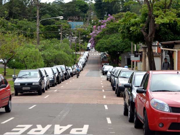 Veículos estacionados em rua da Universidade Estadual de Campinas (Unicamp)  (Foto: Luciano Calafiori/G1 Campinas)