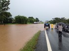 Represa estoura e inunda trecho da Marechal Rondon em São Manuel