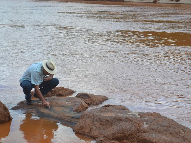 Engenheiro do Incaper de Colatina, no Espírito Santo, mostra o minério que fica nas margens do Rio Doce (Foto: Viviane Machado/ G1)