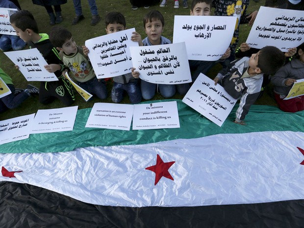 Crianças sírias participam de manifestação pelo fim do cerco às cidades de Madaya e Zabadani, em frente ao escritório das Nações Unidas em Beirute, no Líbano, em 26 de dezembro (Foto: Reuters/Jamal Saidi)