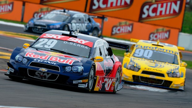 Daniel Serra controlou os ataques de Ricardo Maurício e venceu a Stock Car no Velopark (Foto: Duda Bairros / Stock Car) Daniel Serra controlou os ataques de Ricardo Maurício e venceu a Stock Car no Velopark (Foto: Duda Bairros / Stock Car)