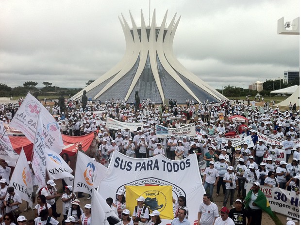 Entidades de enfermagem e profissionais de saúde de todo o país se reuniram em frente à Catedral Metropolitana de Brasília para iniciar manifestação (Foto: Luciana Amaral/G1)
