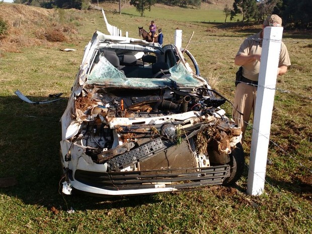 Gol ficou destruído após sair da pista em Santa Cecília (Foto: PRF/ Divulgação)